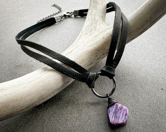 Charoite Gemstone Choker, Dainty Gothic O-Ring Choker Collar, Witchy Purple Raw Crystal Necklace on Black Leather, Gunmetal Goth Jewelry