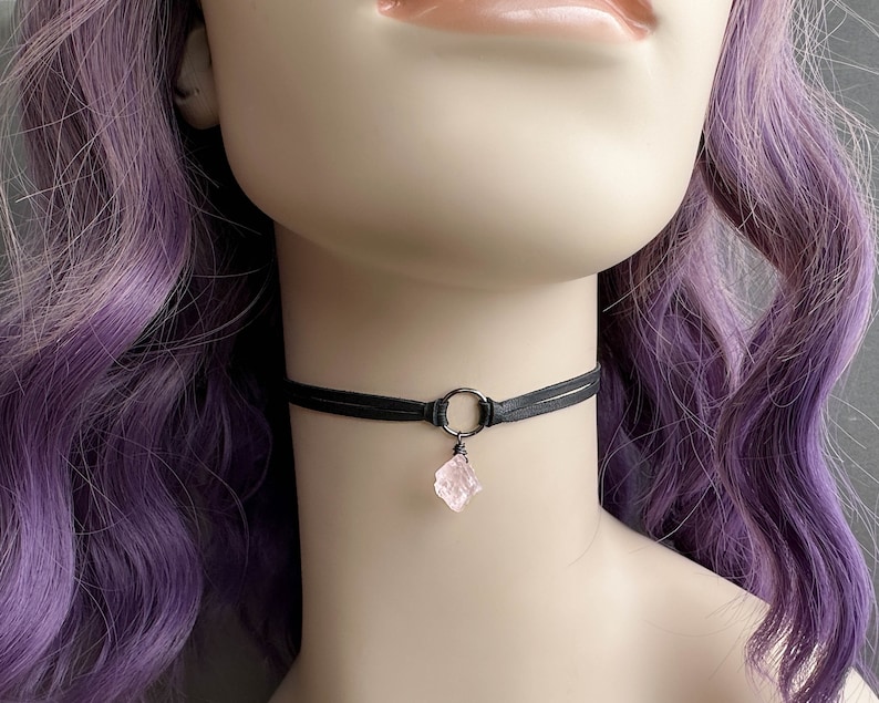 Collier ras de cou délicat en quartz rose, tour de cou en cuir noir avec joint torique et pierre précieuse en cristal rose brut, bijoux gothiques païens sorcières bohèmes image 2