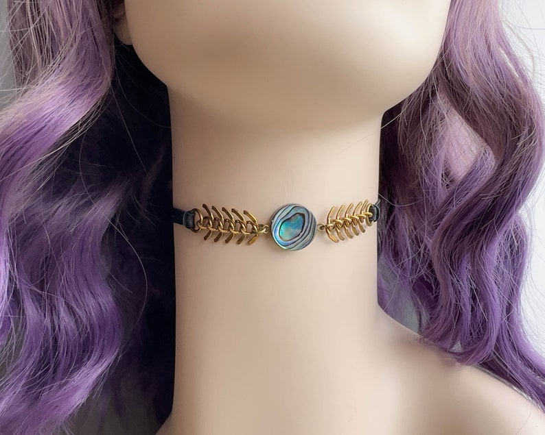 Häxig Abalone Shell Choker Halsband, Gotisk Svart Läder Ryggkedja Halsband, Alt Goth Smycken bild 2