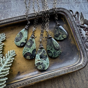 Kambaba Jasper ketting, Boho natuursteen hanger, Witchy groene edelsteen ketting, grunge Fairycore Woodland Goth heidense Wiccan sieraden afbeelding 4