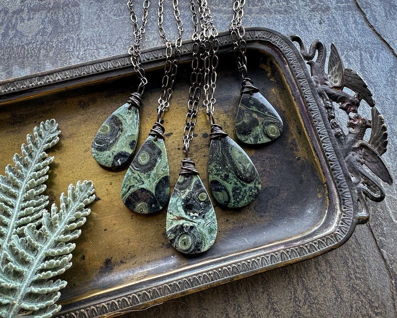 Kambaba Jasper ketting, Boho natuursteen hanger, Witchy groene edelsteen ketting, grunge Fairycore Woodland Goth heidense Wiccan sieraden afbeelding 4