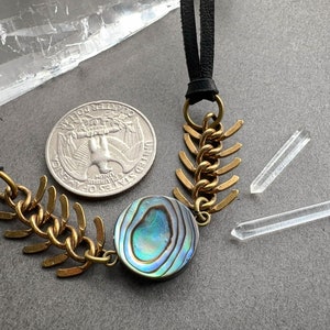 Häxig Abalone Shell Choker Halsband, Gotisk Svart Läder Ryggkedja Halsband, Alt Goth Smycken bild 5