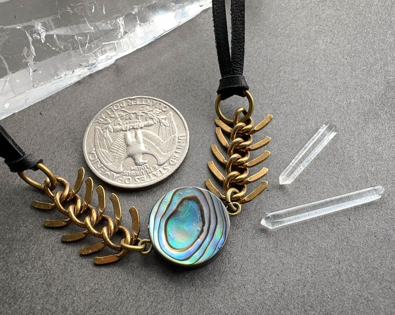Häxig Abalone Shell Choker Halsband, Gotisk Svart Läder Ryggkedja Halsband, Alt Goth Smycken bild 5