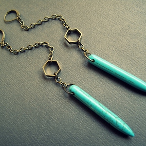 Boucles d&#39;oreilles pointes - Boucles d&#39;oreilles hexagonales en laiton - Boucles d&#39;oreilles longues en howlite turquoise - Boucles d&#39;oreilles longues pointes - Boucles d&#39;oreilles pendantes géométriques - Pointes bohèmes