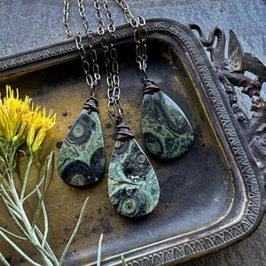 Kambaba Jasper ketting, Boho natuursteen hanger, Witchy groene edelsteen ketting, grunge Fairycore Woodland Goth heidense Wiccan sieraden afbeelding 7