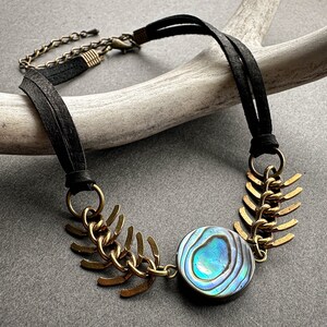 Häxig Abalone Shell Choker Halsband, Gotisk Svart Läder Ryggkedja Halsband, Alt Goth Smycken bild 4