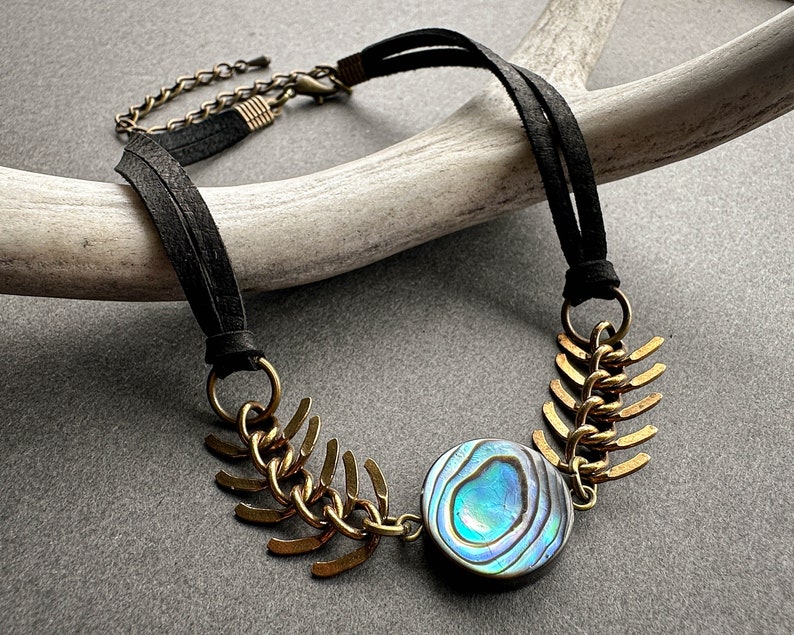 Häxig Abalone Shell Choker Halsband, Gotisk Svart Läder Ryggkedja Halsband, Alt Goth Smycken bild 4
