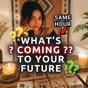 Puede incluir: Una persona de cabello oscuro con una blusa negra de manga larga, situada tras una mesa de madera con cartas de tarot y dos velas encendidas. El texto incluye "SAME HOUR", "WHAT'S COMING TO YOUR FUTURE" y varios signos de interrogación.