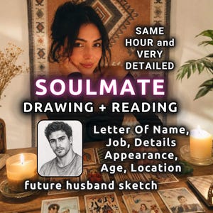 Peut inclure: Un graphique numérique avec le texte SAME HOUR and VERY DETAILED SOULMATE DRAWING + READING. Il comprend un croquis au crayon noir et blanc d'un homme, entouré de cartes de tarot et de deux bougies allumées, avec du texte listant Letter Of Name, Job, Details, Appearance, Age, Location, et future husband sketch.