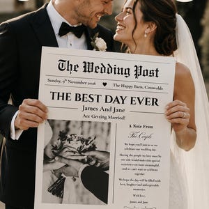 以下が含まれることがあります： The Wedding Postと題された結婚式新聞のテンプレート。日付は2026年11月9日日曜日、場所はThe Happy Barn, Cotswolds。THE BEST DAY EVERという見出し、手を写したモノクロ写真、カップルからのメッセージが記載されています。