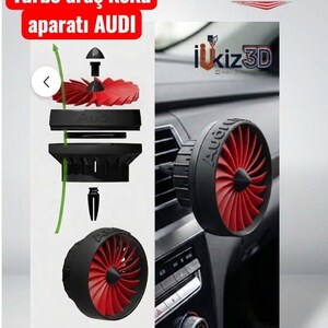 Op de afbeelding: Een zwart en rode turbo-stijl auto luchtverfrisser vent clip met het Audi logo. De afbeelding toont een explosie-aanzicht van de ronde onderdelen en de gemonteerde eenheid bevestigd aan een ventilatierooster van een dashboard met tekst.