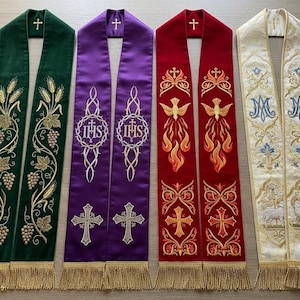 Può includere: Quattro stole liturgiche in verde, viola, rosso e crema, ciascuna con ricami dorati, una croce sul collo e frange sul fondo. La stola verde mostra grano e uva, quella viola presenta IHS, la rossa mostra colombe e quella crema raffigura agnelli.