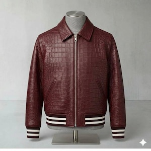Jaqueta bomber universitária Ralph Lauren em couro legítimo de vaca com estampa de crocodilo, cor bordô.
