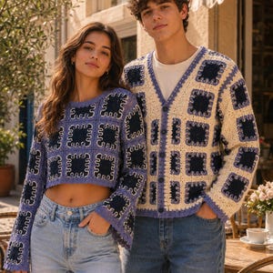 Könnte beinhalten: Ein langärmeliger Häkelpullover mit einem violetten und dunkelblauen Quadratmuster und eine geknöpfte Häkelstrickjacke mit einem cremefarbenen, dunkelblauen und violetten Quadratmuster, beide getragen zu hellblauen Jeans.