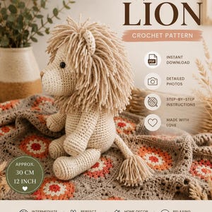 Könnte beinhalten: Ein beiges Häkellöwe-Spielzeug mit dicker Mähne und Quastenschwanz, das auf einer gemusterten Decke sitzt. Der Text lautet Alan the LION CROCHET PATTERN, mit Symbolen für Download, Fotos und Anleitungen. Die Figur ist 30 cm groß.