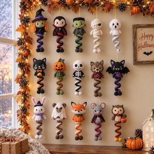 Puede incluir: Una colección de quince adornos de ganchillo colgantes con personajes de Halloween, incluyendo una bruja, vampiro, monstruo de Frankenstein, momia, fantasma, gato negro, calabaza, esqueleto, hombre lobo, murciélago, conejo, oso, zorro, ratón y búho.