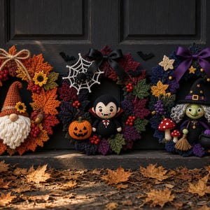 Könnte beinhalten: Drei kreisförmige Kränze mit Häkelfiguren: ein Wichtel mit Herbstblättern, ein Vampir mit Spinnennetz und Kürbis sowie eine Hexe mit Mondsichel und Sternen. Jeder Kranz ist mit saisonalen Akzenten wie Beeren und Schleifen verziert.