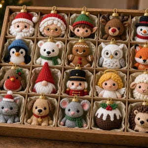Pode incluir: Uma caixa de madeira contendo vinte ornamentos de crochê individuais com vários personagens festivos e animais, incluindo o Pai Natal, uma rena, um boneco de neve, um pinguim, um boneco de gengibre, uma coruja, uma raposa, um gnomo e um anjo.