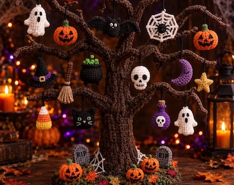 Op de afbeelding: Een bruine gehaakte boom als decoratie met diverse hangende Halloween-ornamenten, waaronder spoken, pompoenen, een vleermuis, een spinnenweb, een schedel, een heksenhoed, een bezem, een ketel, een halve maan, een ster en grafstenen aan de voet.