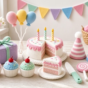 Puede incluir: Una colección de artículos de fiesta tejidos a ganchillo que incluye un pastel con tres velas, tres cupcakes con cerezas, un regalo con lazo, dos gorros de fiesta, un cuchillo, dos piruletas y tres globos, con colores pastel y texturas de hilo.