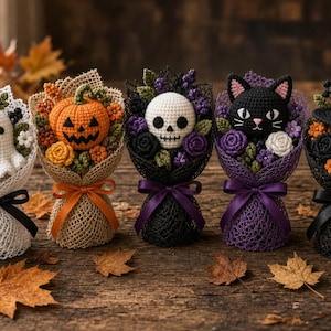 Könnte beinhalten: Fünf kleine Häkelsträuße in einer Reihe. Die Figuren umfassen ein weißes Gespenst, einen orangefarbenen Kürbis, einen weißen Totenkopf, eine schwarze Katze und einen schwarzen Hexenhut. Jeder Strauß ist in dekoratives Netzgewebe gehüllt und mit einem Band gebunden.