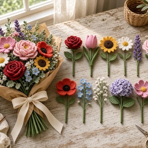 Puede incluir: Una colección de flores de ganchillo que incluye un gran ramo envuelto en papel marrón con una cinta color crema, junto a tallos individuales de rosa roja, tulipán rosa, girasol, margarita, lavanda, peonía, clavel, amapola y hortensia.