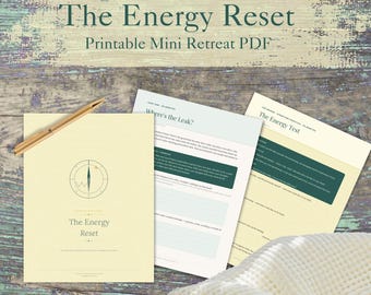 Puede incluir: Un PDF imprimible titulado The Energy Reset, que incluye una portada con un gráfico de brújula y dos páginas internas tituladas Where's the Leak? y The Energy Test. Un bolígrafo de tono dorado descansa sobre la portada de color amarillo claro.