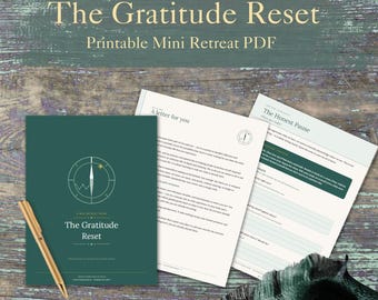Puede incluir: Una guía imprimible titulada The Gratitude Reset, con una portada verde oscuro con un gráfico de brújula, junto a dos páginas blancas con texto negro y un bolígrafo dorado. Las páginas incluyen secciones tituladas A Letter for you y The Honest Pause.