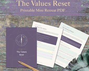 Puede incluir: Una guía PDF imprimible titulada The Values Reset, con una portada morada que muestra un gráfico de brújula, dos páginas interiores con los encabezados Setting the Space y The Honest Pause, y un bolígrafo de metal dorado.