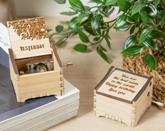 Yesterday - Gepersonaliseerde hand crank houten muziekdoos met aangepaste gravure