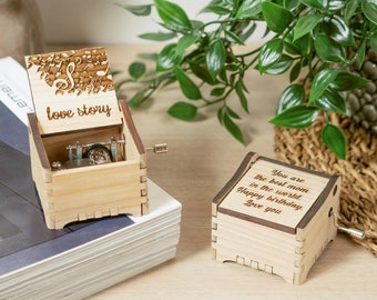 Love Story - Caja de música de madera de manivela personalizada con grabado personalizado