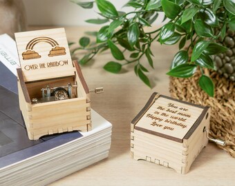 Over the Rainbow - Gepersonaliseerde hand crank houten muziekdoos met aangepaste gravure