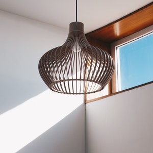 BROWN BELLAR Plafonnier en bois de style scandinave moderne Luminaire élégant et décoratif avec une douce luminosité image 2