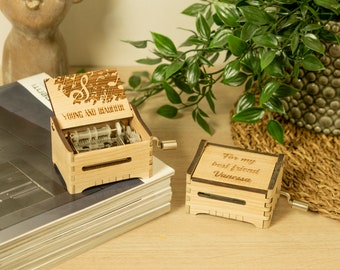 Joven y hermoso: caja de música de madera con manivela personalizada y grabado personalizado