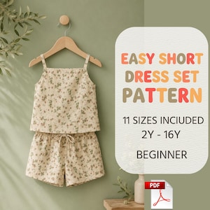 Könnte beinhalten: Ein zweiteiliges Set bestehend aus einem ärmellosen Oberteil und einer Shorts mit kleinem grünem Blumenmuster auf cremefarbenem Grund, hängend an einem Holzkleiderbügel. Text: EASY SHORT DRESS SET PATTERN, 11 SIZES INCLUDED 2Y - 16Y, BEGINNER, PDF.