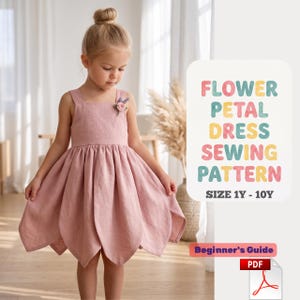 Peut inclure: Une robe sans manches rose poudré avec un ourlet en forme de pétales et une petite fleur décorative sur le corsage. Le texte indique FLOWER PETAL DRESS SEWING PATTERN SIZE 1Y - 10Y, Beginner's Guide et PDF. La robe a une encolure carrée.