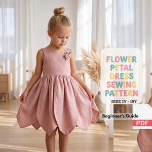 Op de afbeelding: Een mouwloze jurk in oudroze met een zoom in de vorm van bloemblaadjes en een kleine stoffen bloem op het lijfje. De tekst luidt FLOWER PETAL DRESS SEWING PATTERN SIZE 1Y - 10Y Beginner's Guide PDF. De jurk heeft een vierkante halslijn.