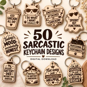 Puede incluir: Una colección de diez llaveros de madera con diversas formas y textos grabados que incluyen frases como Iced Sarcasm All Day, I Do What I Want, Emotionally Attached To Sarcasm, Spooky But Functional, Today's Mood y Professional Overthinker.
