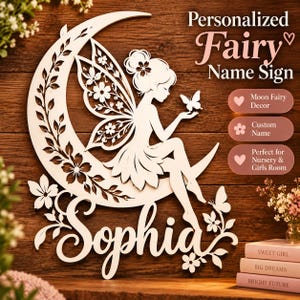 Può includere: Una targa da parete in legno bianco tagliata al laser che raffigura una fata seduta su una mezzaluna decorata con motivi floreali. La targa include il nome Sophia in corsivo, una farfalla e ulteriori dettagli floreali alla base.