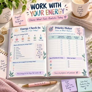 Op de afbeelding: Een open planner met een energie-check-in pagina met een stemmingsschaal en een prioriteiten-keuzepagina met takenlijsten. De pagina's bevatten tekst zoals Work With Your Energy, Energy Check-In en Priority Picker, omringd door diverse kantoorartikelen.
