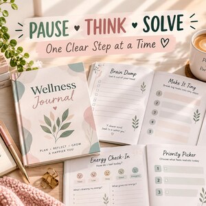 Op de afbeelding: Een wellness-dagboek met een pastelkleurige kaft met een plantillustratie, omringd door open pagina's met secties zoals Brain Dump, Make It Tiny en Energy Check-In. Een mok met de tekst Progress Over Perfection en een klein spiraalnotitieboekje met de tekst Small Steps Big Changes zijn zichtbaar, naast een banner met de tekst PAUSE THINK SOLVE One Clear Step at a Time.