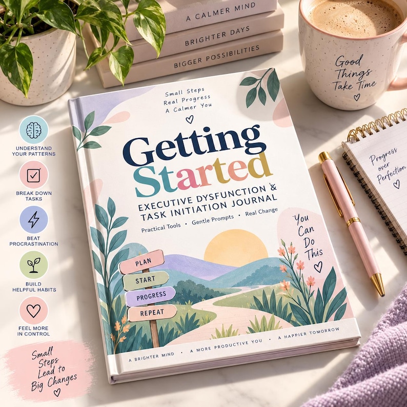 Op de afbeelding: Een hardcover boek getiteld Getting Started Executive Dysfunction & Task Initiation Journal met een landschapsillustratie van heuvels en een zon. De kaft bevat tekst waaronder Small Steps Real Progress A Calmer You en You Can Do This.