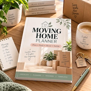 Könnte beinhalten: Ein Moving Home Planner Buch mit weißem Einband, Haus-Symbol, grünen Blättern und dem Text Moving Home Planner, Plan Pack Move Settle sowie A Smoother Move A Brighter New Beginning, ergänzt durch einen Notizblock, eine Tasse und einen Schlüsselanhänger.