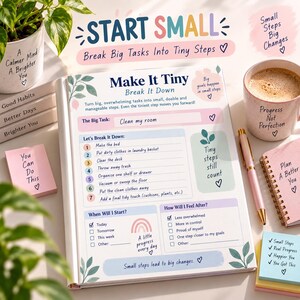 Op de afbeelding: Een takenplanner met een witte kaft met de tekst Make It Tiny, Break It Down en een checklist voor het opdelen van taken. De planner bevat secties voor startdata en emotionele resultaten, versierd met pastelkleuren en illustraties van bladeren.