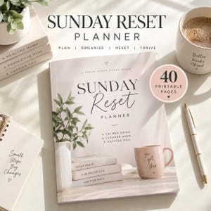 Op de afbeelding: Een Sunday Reset Planner met een lichtbeige kaft, een groene plantillustratie, de tekst 'SUNDAY RESET PLANNER', 'A FRESH START EVERY WEEK', 'A CALMER HOME A CLEARER MIND A HAPPIER YOU' en een badge met '40 PRINTABLE PAGES'.