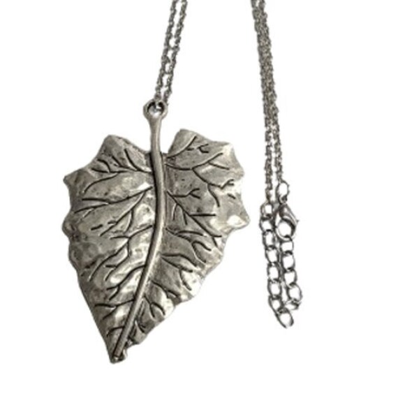 Vintage necklace, Pendant, Silvertone leaf, Very detailed, Chain, Adjustable, Vintage jewelry