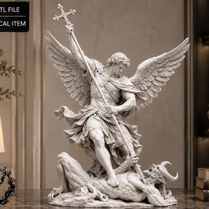 Può includere: Una scultura digitale in formato file STL di colore grigio chiaro che raffigura una figura alata che regge un bastone sormontato da una croce, in piedi sopra una creatura cornuta. Il testo DIGITAL STL FILE e NO PHYSICAL ITEM è in alto a sinistra.