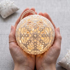 Padrão de esfera de crochê, capa para lanterna, decoração DIY com fio de algodão (padrão em PDF)
