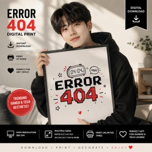 Könnte beinhalten: Ein digitaler Druck mit einem schwarzen, verpixelten Textdesign, das ERROR 404 liest. Die Grafik enthält eine Digitaluhr mit der Anzeige 04:04, eine Sprechblase mit dem Wort oops sowie kleine rote dekorative Sterne und ein Herz auf weißem Grund.