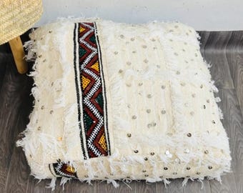 Authentischer marokkanischer Schaffell-Bodenpouf, handgefertigtes elfenbeinfarbenes quadratisches Kissen, Berberstickerei, Boho-Dekor (60 x 60 cm)